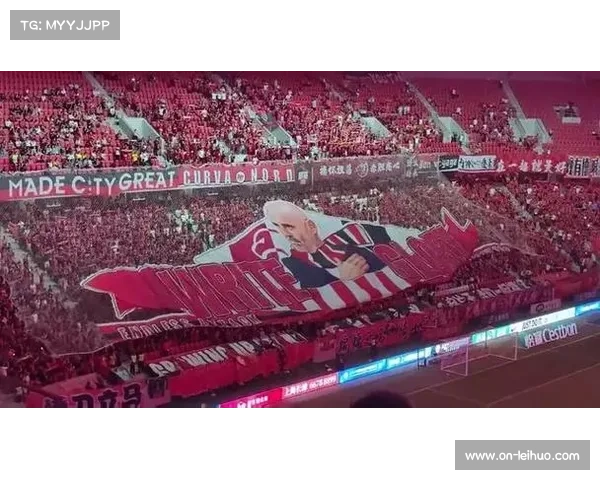 酋长球场北看台巨幅TIFO致敬温格时代 酋长球场北看台巨幅TIFO致敬温格时代